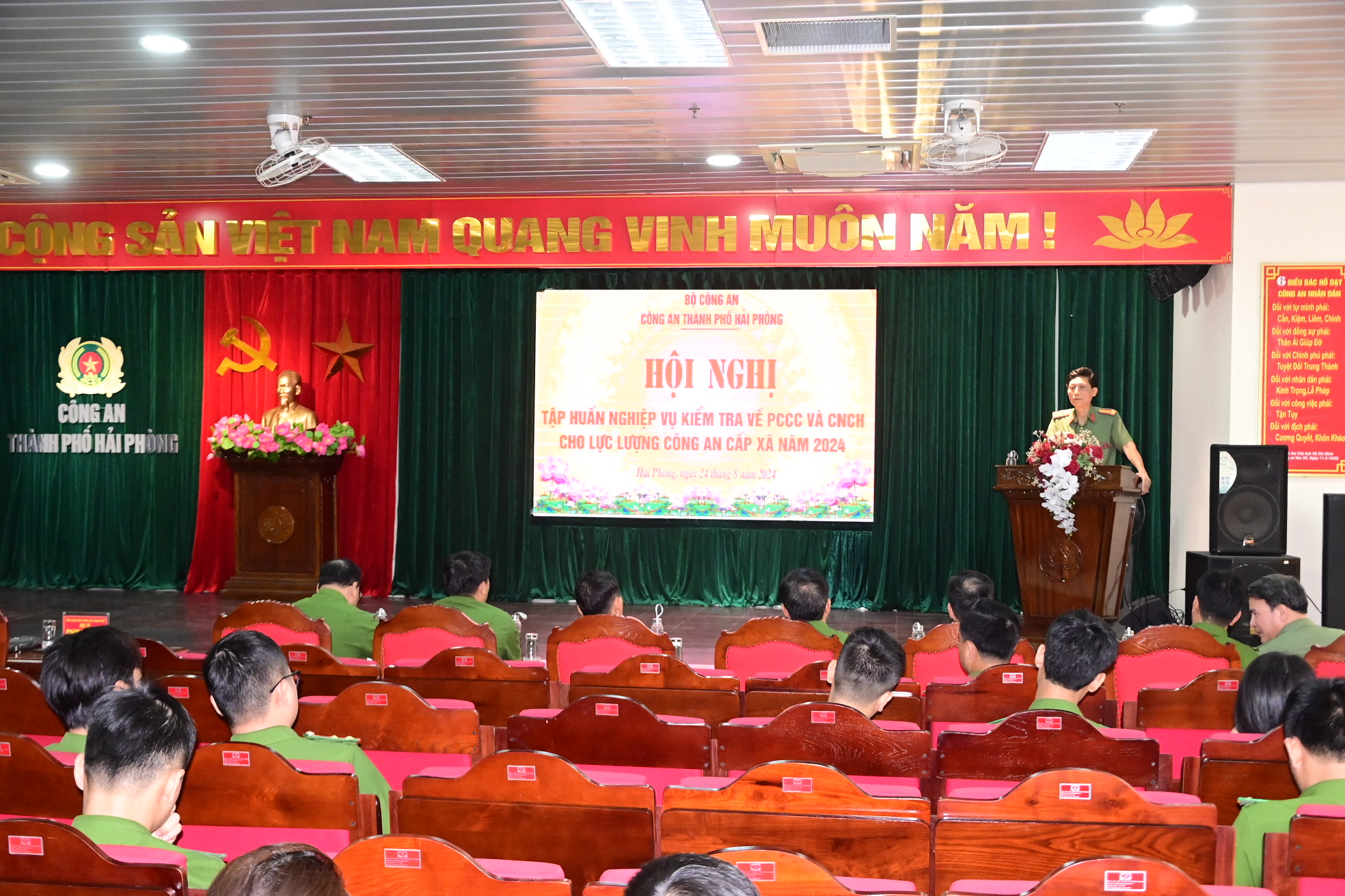 Công an thành phố tổ chức tập huấn nghiệp vụ kiểm tra về phòng cháy, chữa cháy, cứu nạn, cứu hộ cho lực lượng Công an cấp xã